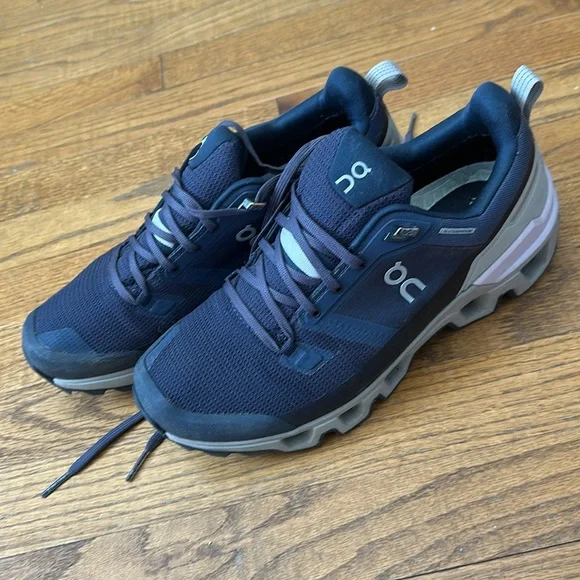 On cloud hiking sneakers only worn a few times. Women’s 8.5 - Picture 4 of 4